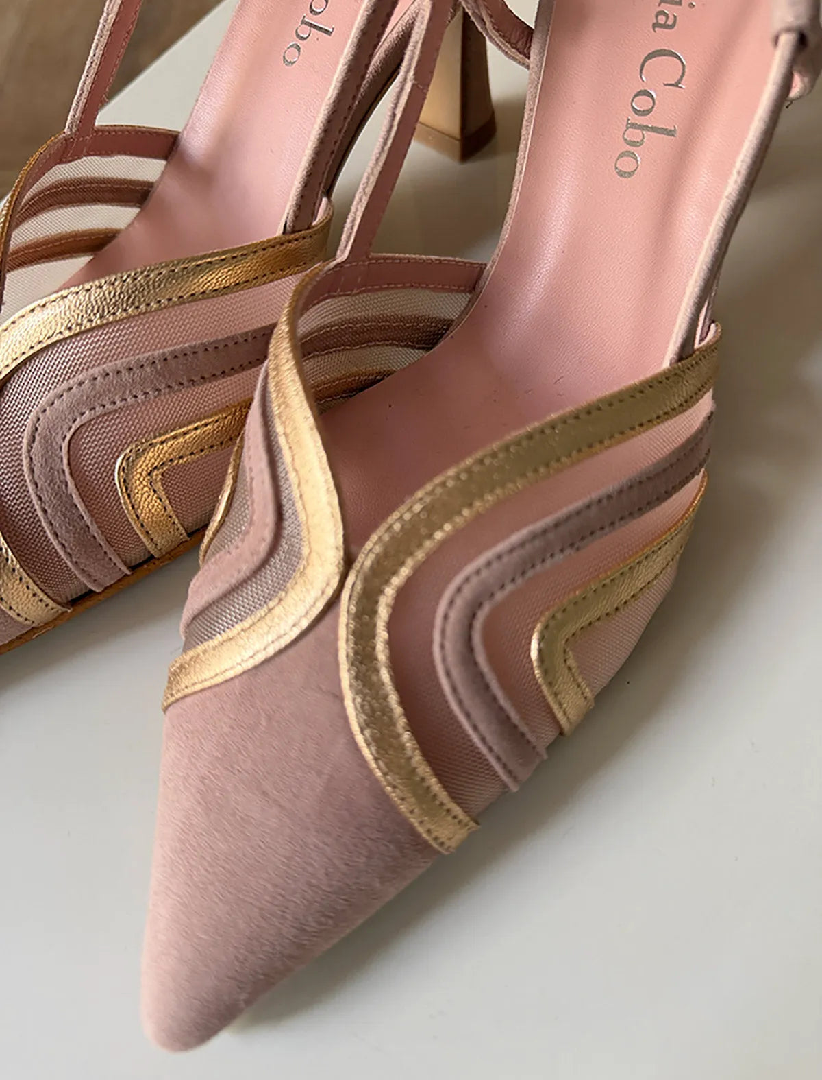 Zapato mujer nude tacón medio muy chic de rejilla
