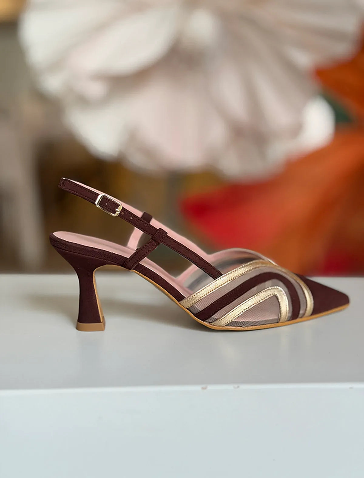 Zapato mujer marron tacón medio muy chic rejilla