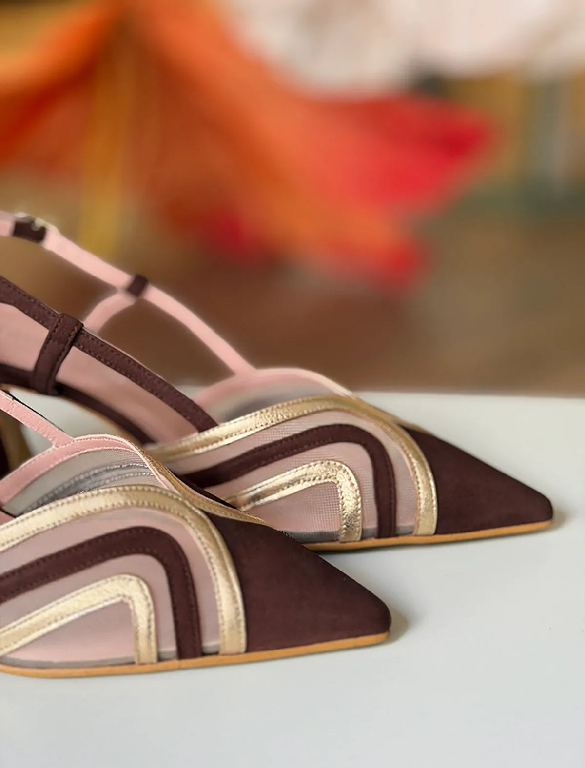 Zapato mujer marron tacón medio muy chic rejilla