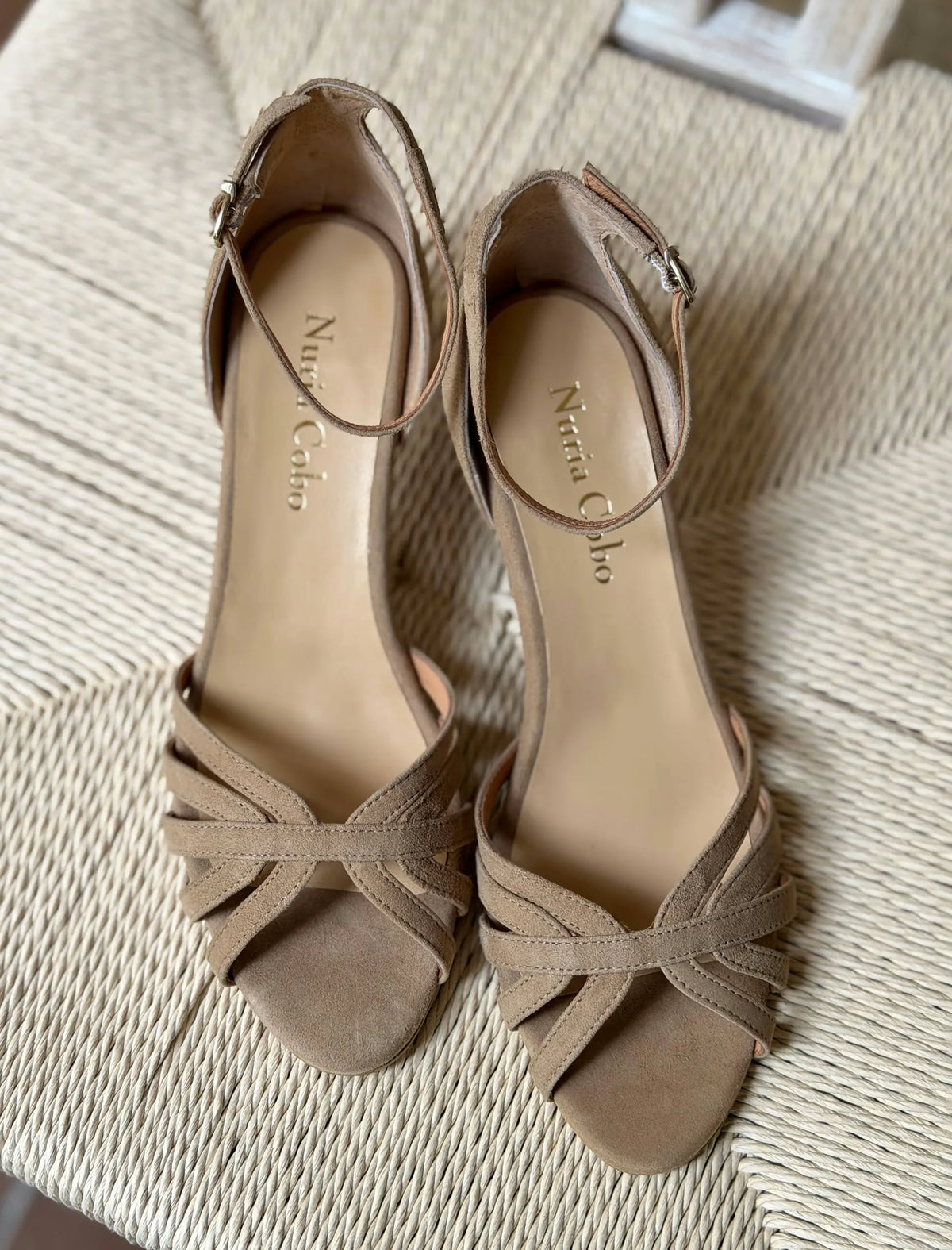 Sandalia beige tacón medio tiras Fabiola