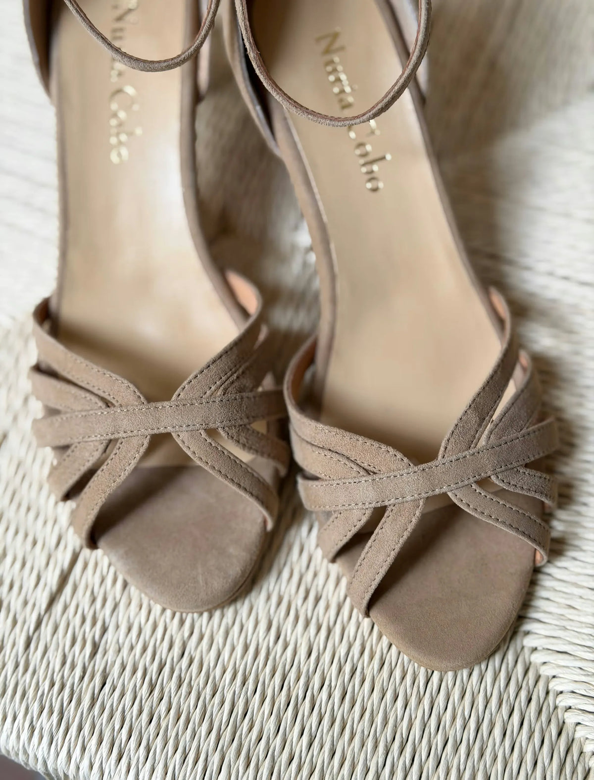 Sandalia beige tacón medio tiras Fabiola