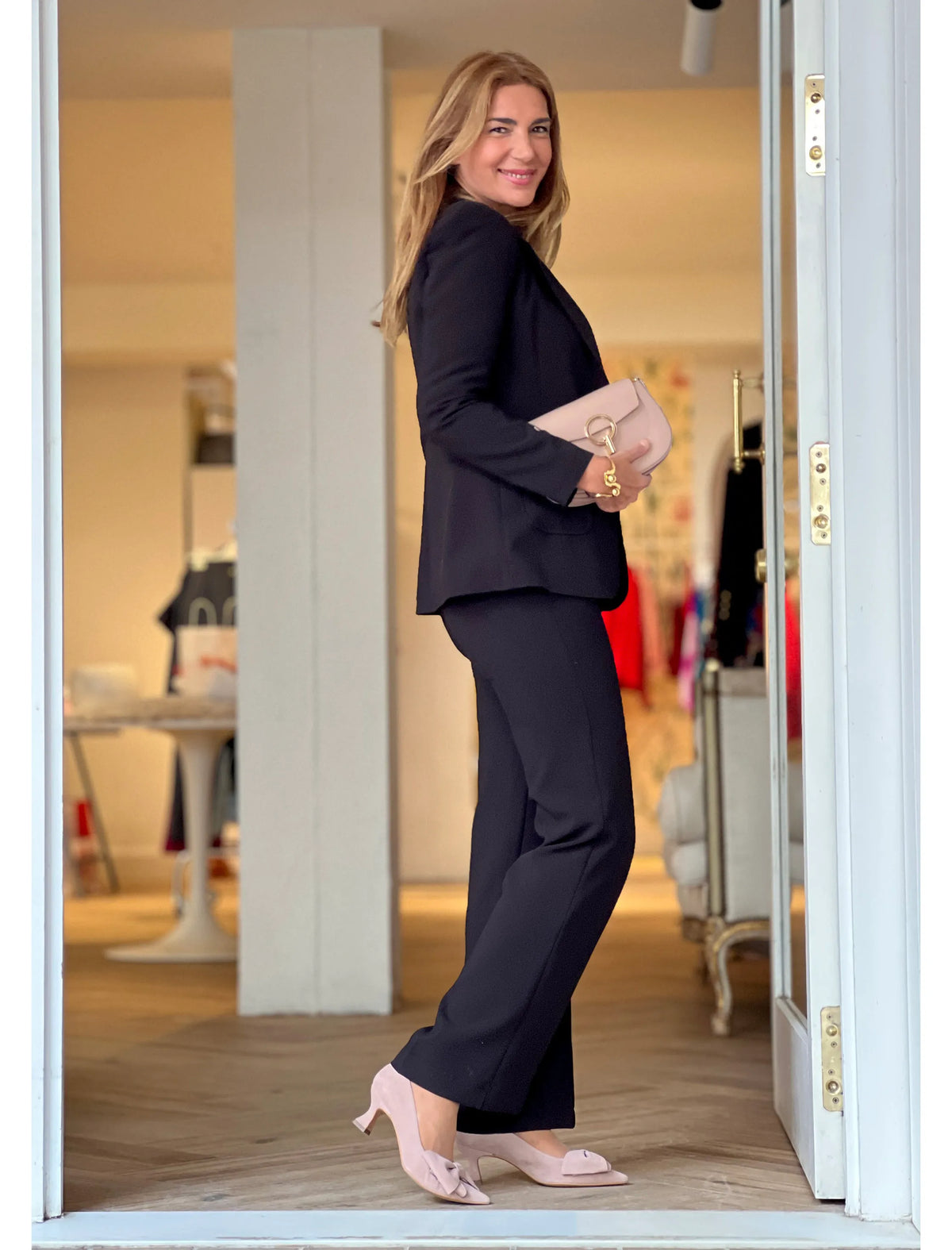 Pantalón ideal con botones blancos