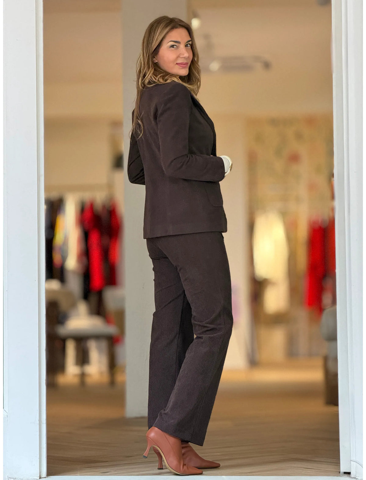 Total look chaqueta y pantalón de pana marrón chocolate