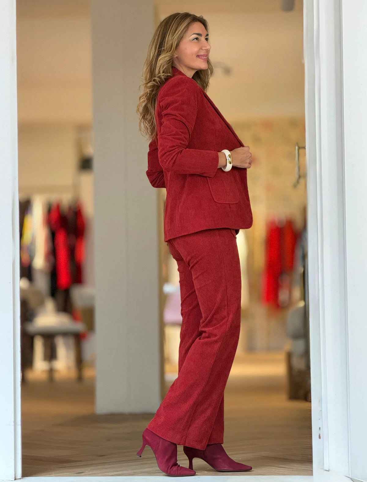 Total look chaqueta y pantalón de pana teja coral