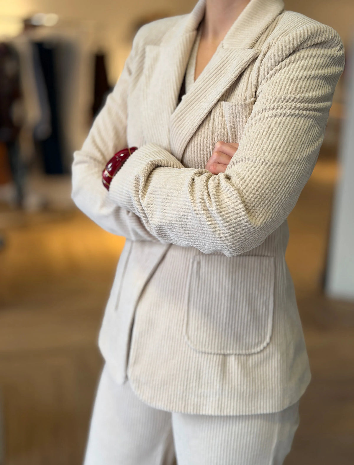 Total look chaqueta y pantalón de pana beig