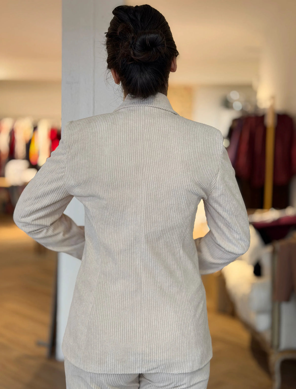 Total look chaqueta y pantalón de pana beig