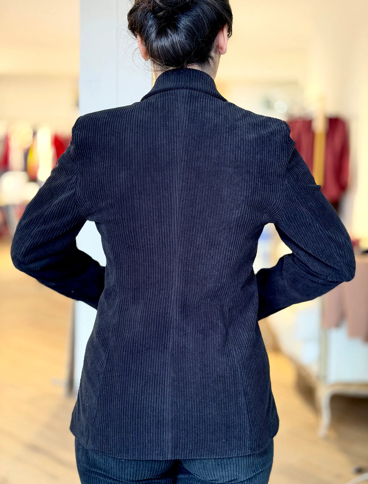 Total look chaqueta y pantalón de pana negro