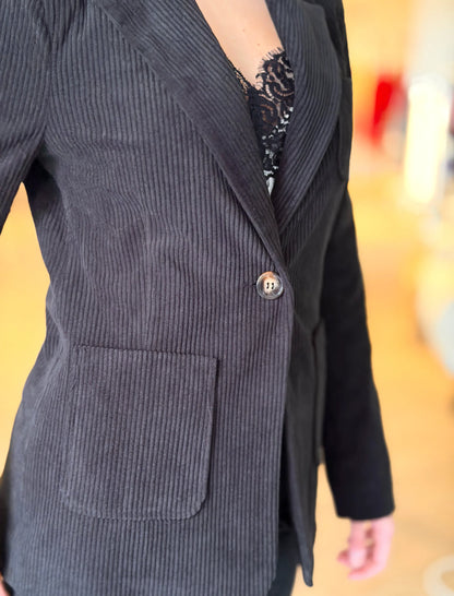 Total look chaqueta y pantalón de pana negro