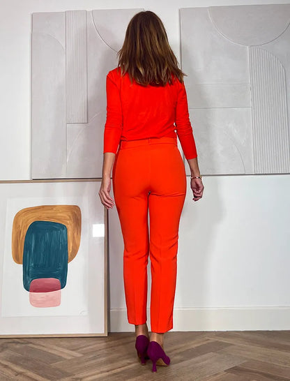 Total look con chaleco chic y pantalón para todo coral