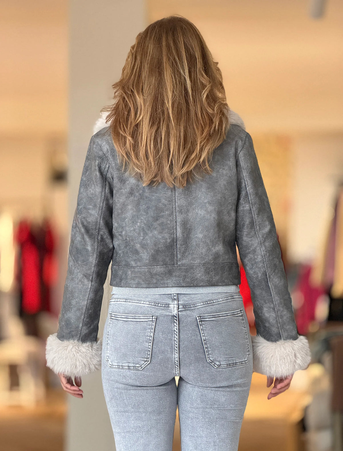 Chaqueta cuello pelo gris chic