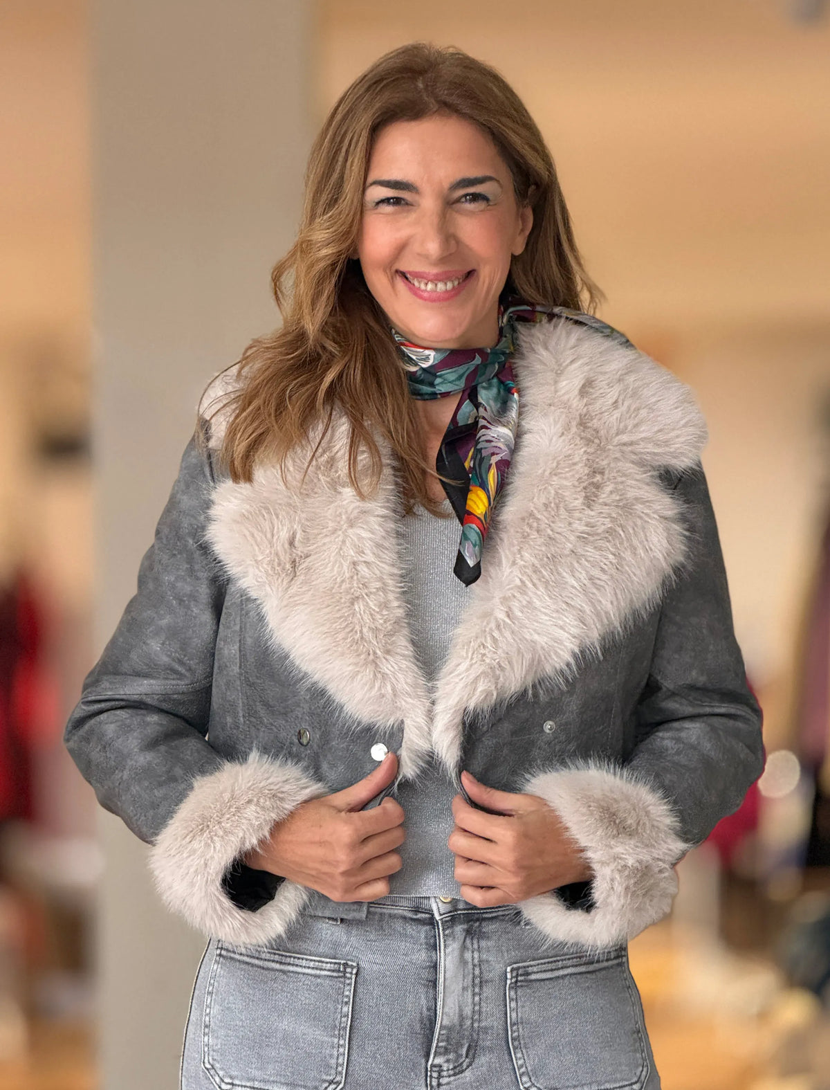 Chaqueta cuello pelo gris chic