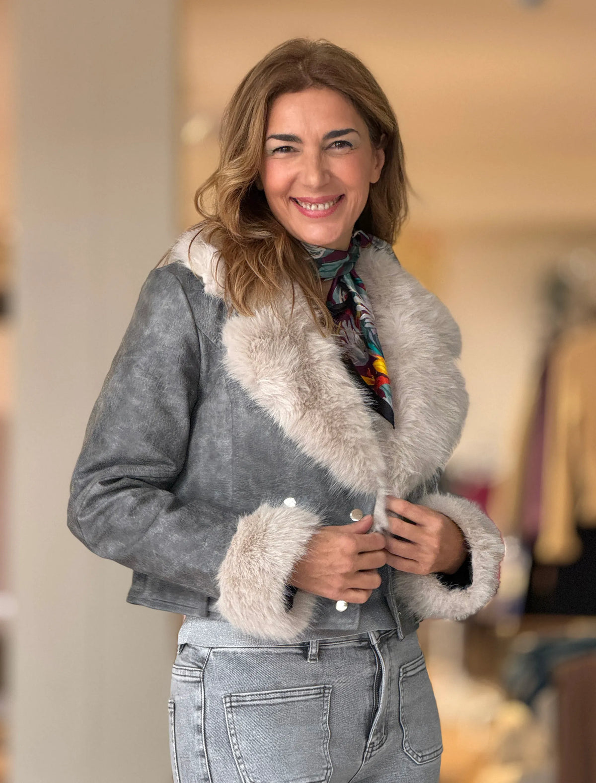 Chaqueta cuello pelo gris chic