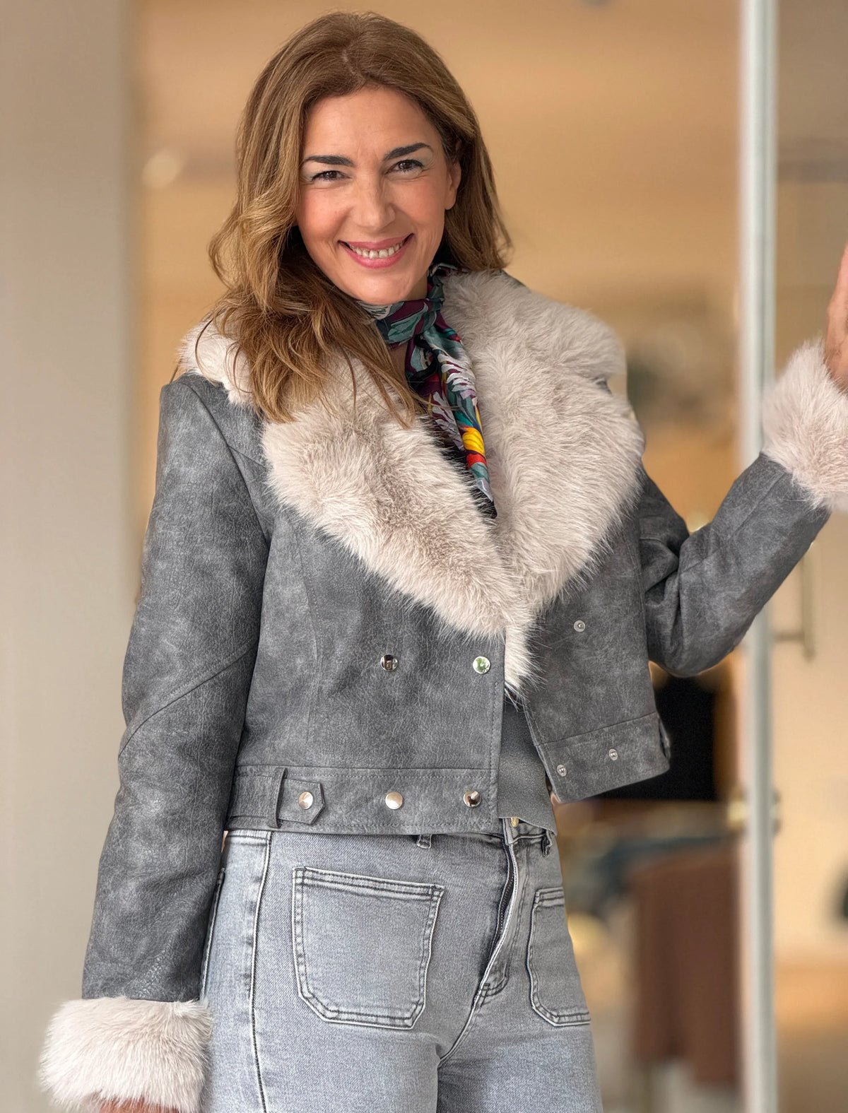 Chaqueta cuello pelo gris chic