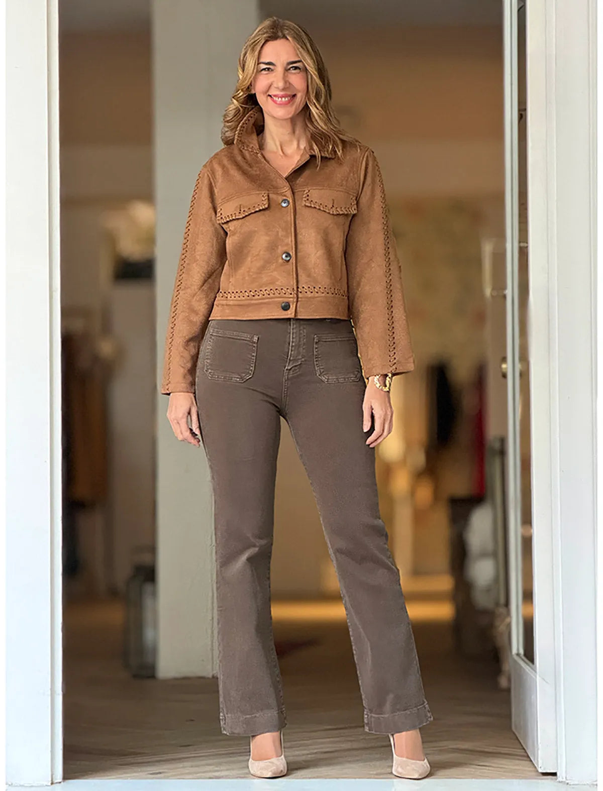 Chaqueta corta ideal de mujer camel