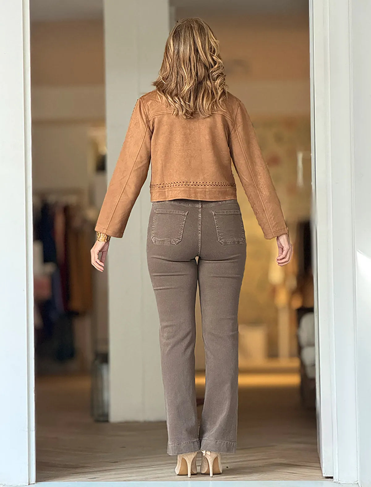 Chaqueta corta ideal de mujer camel