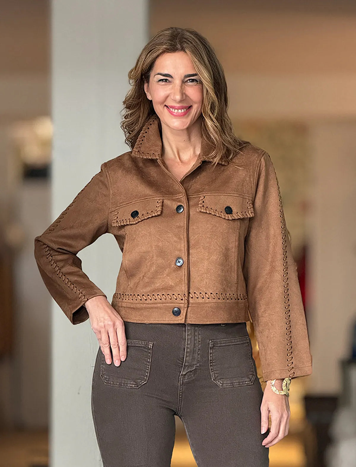 Chaqueta corta ideal de mujer camel