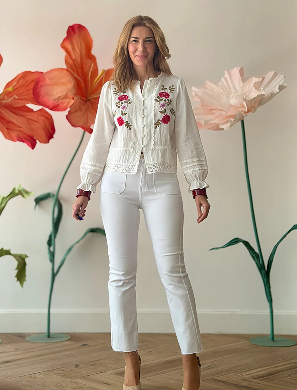 Camisa blanca con bordados floral