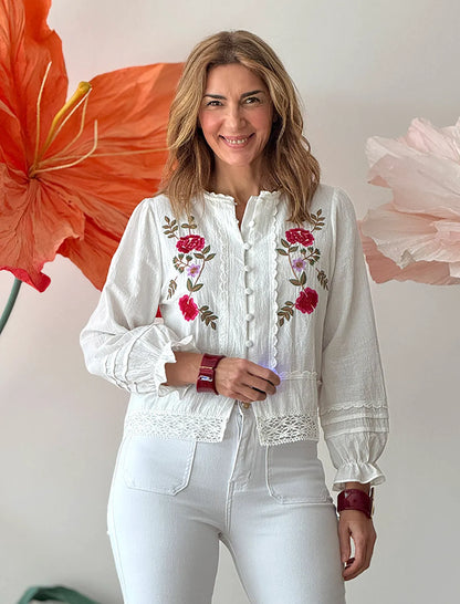 Camisa blanca con bordados floral