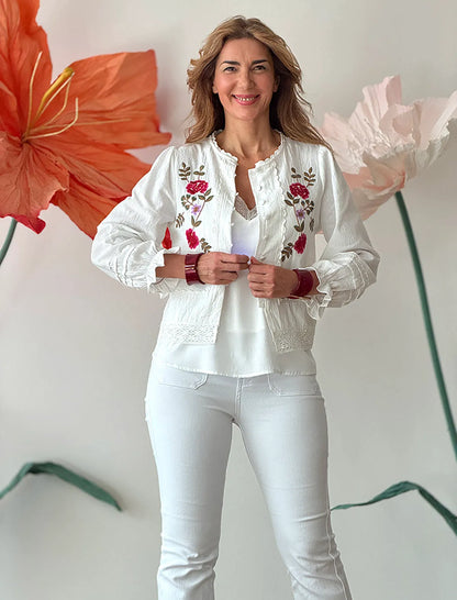 Camisa blanca con bordados floral