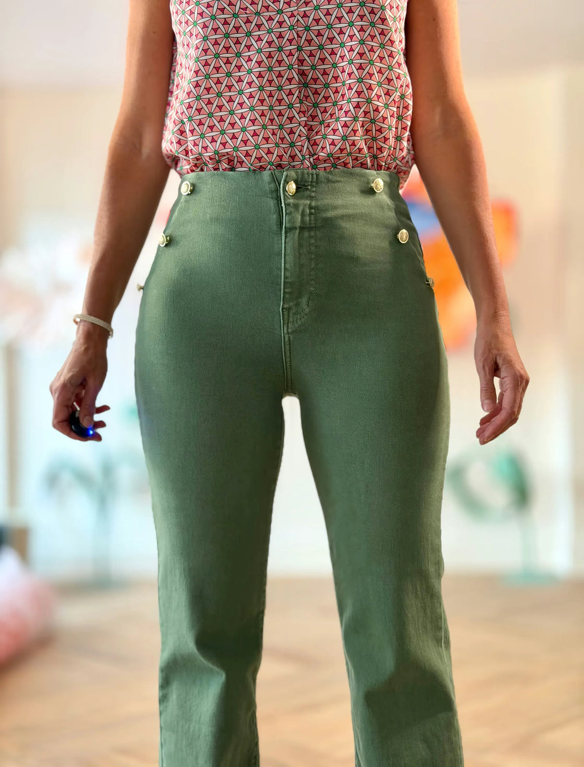 Pantalón vaquero verde botones oro