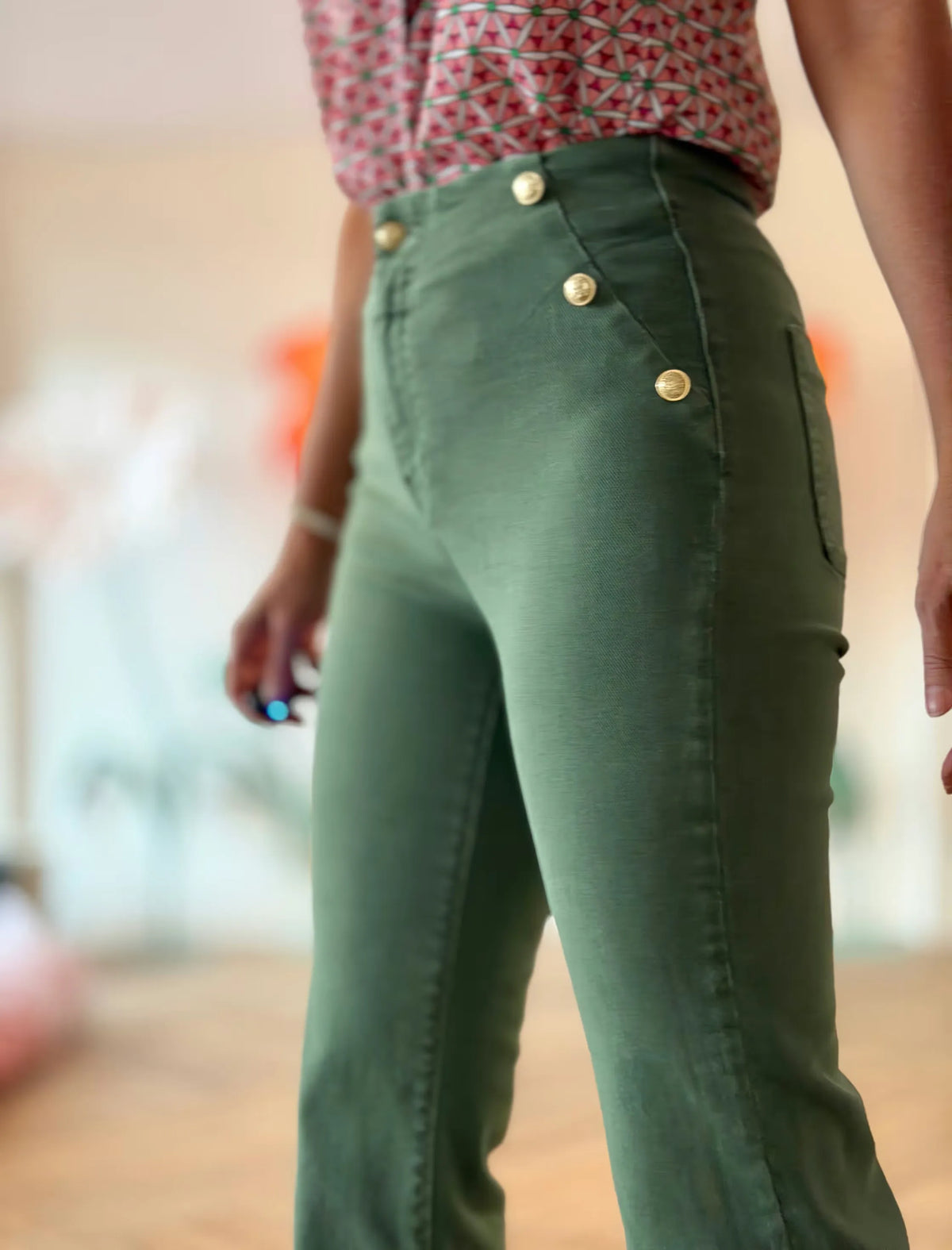 Pantalón vaquero verde botones oro