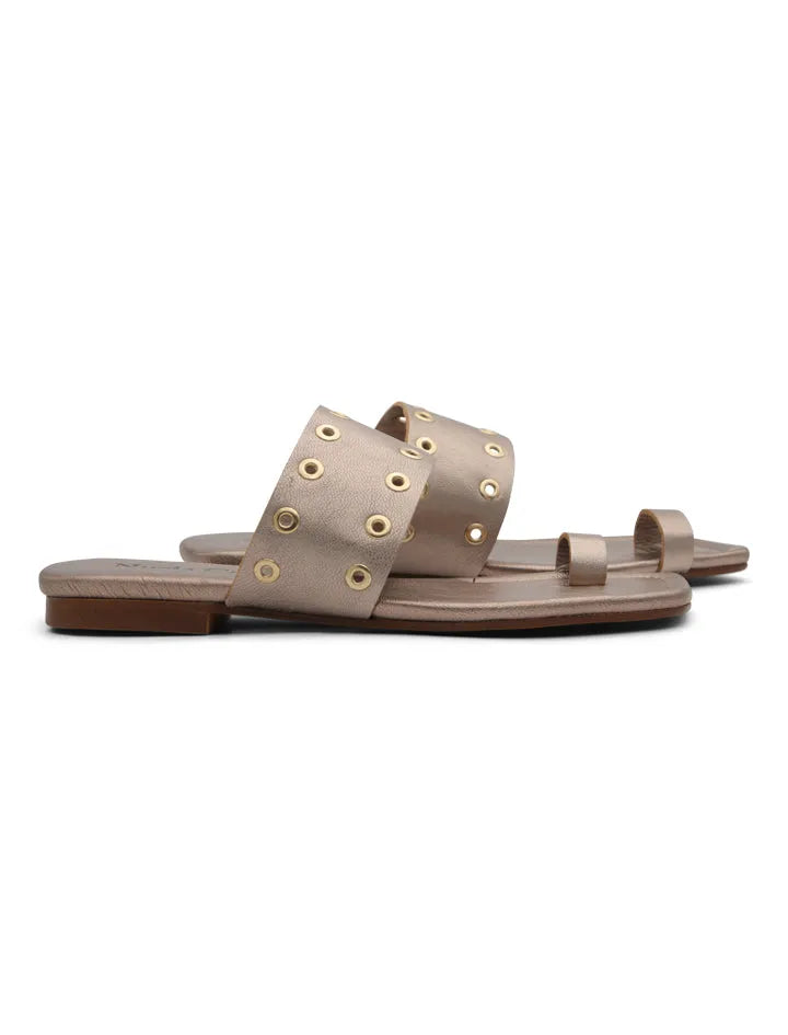 Sandalia cool de tachas bronce