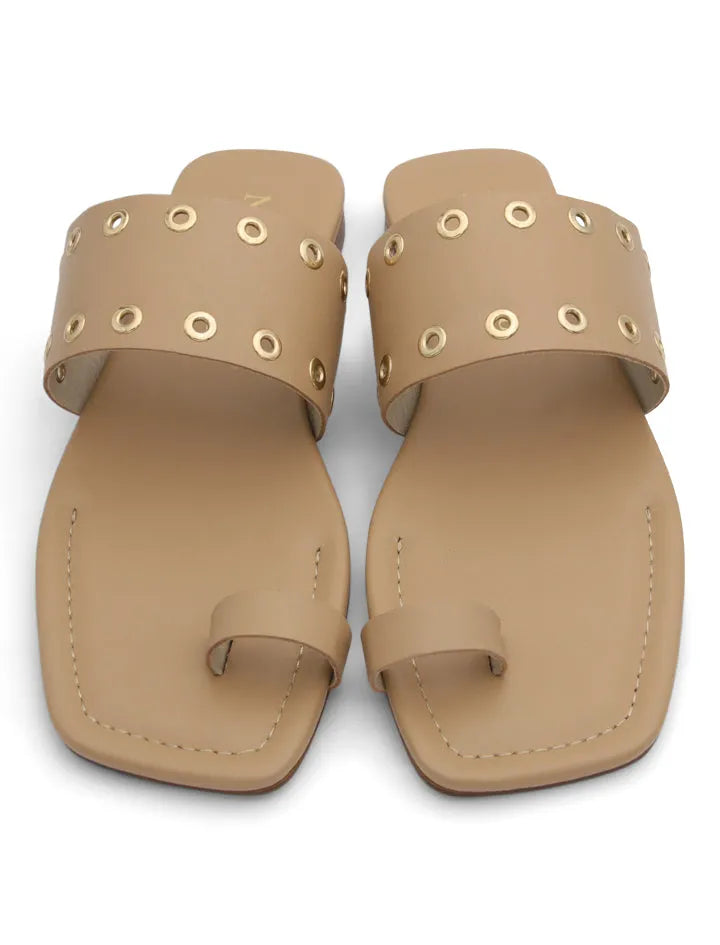 Sandalia cool de tachas tierra
