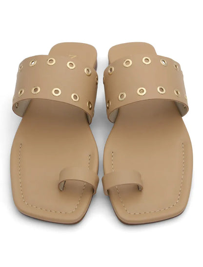 Sandalia cool de tachas tierra