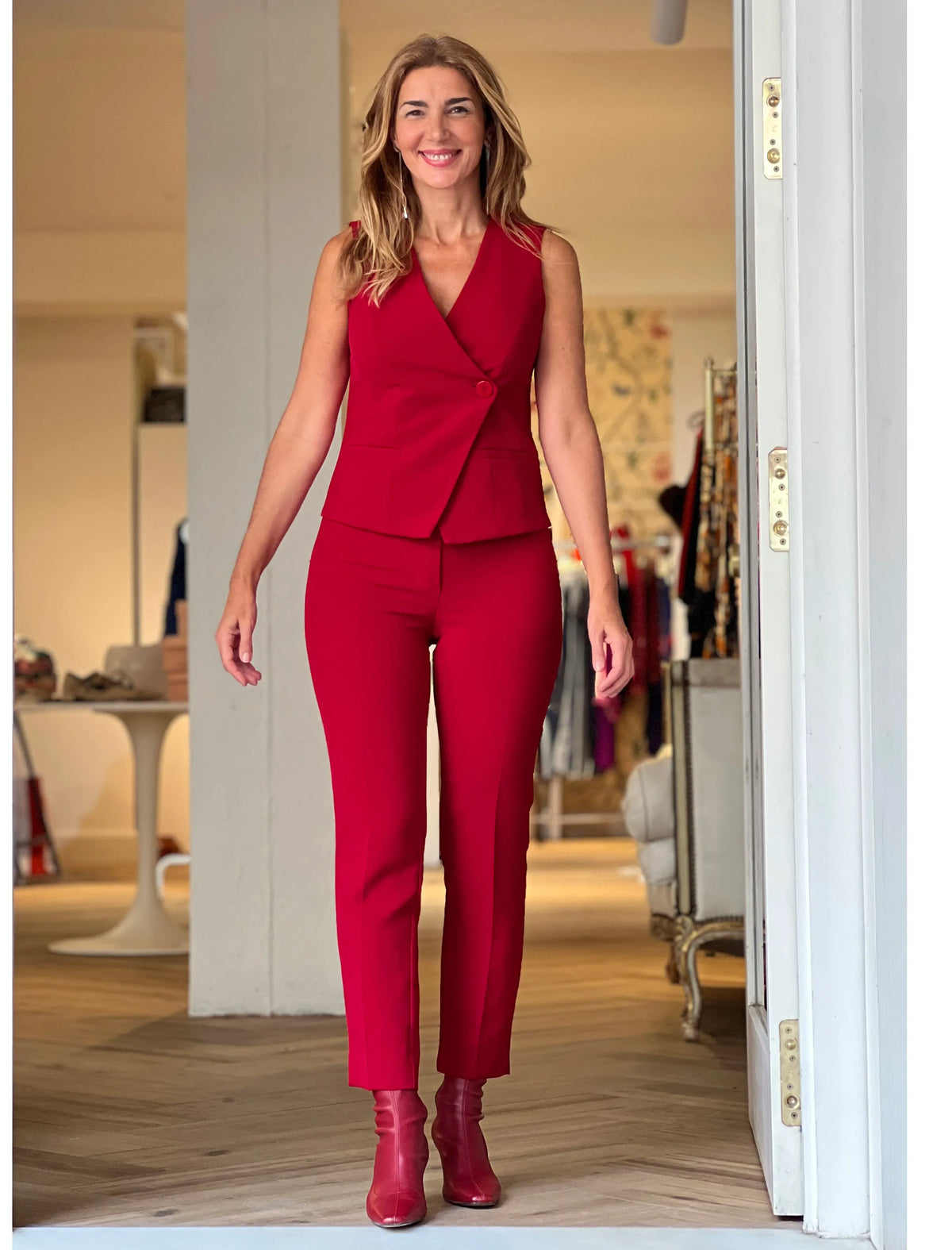 Total look con chaleco chic y pantalón para todo marsala
