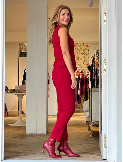 Total look chaleco chic y pantalón para todo marsala