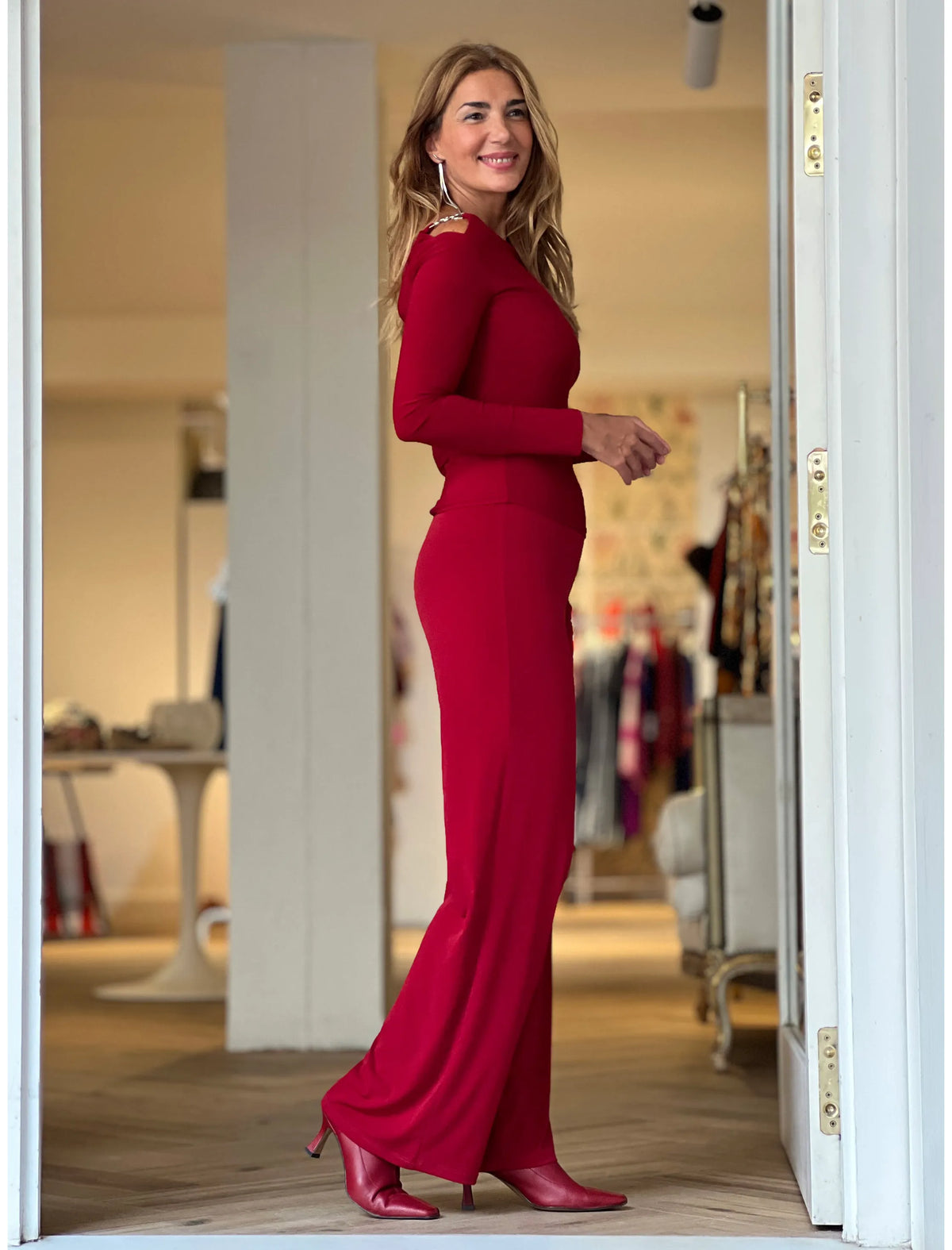 Total look cuerpo elástico ideal Nuri con pantalón soft favorecedor burgundy
