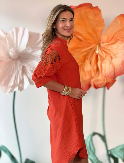 Vestido kaftán bordado coral