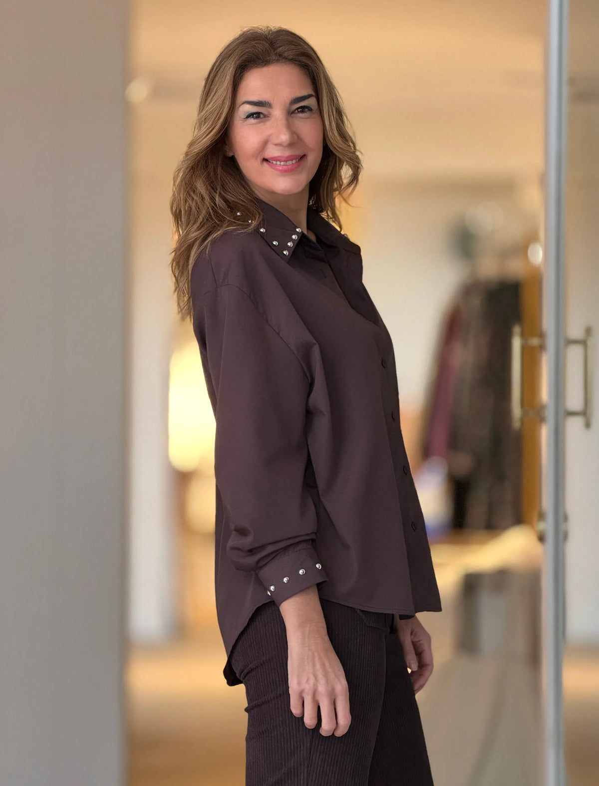 Camisa marrón chocolate tachas