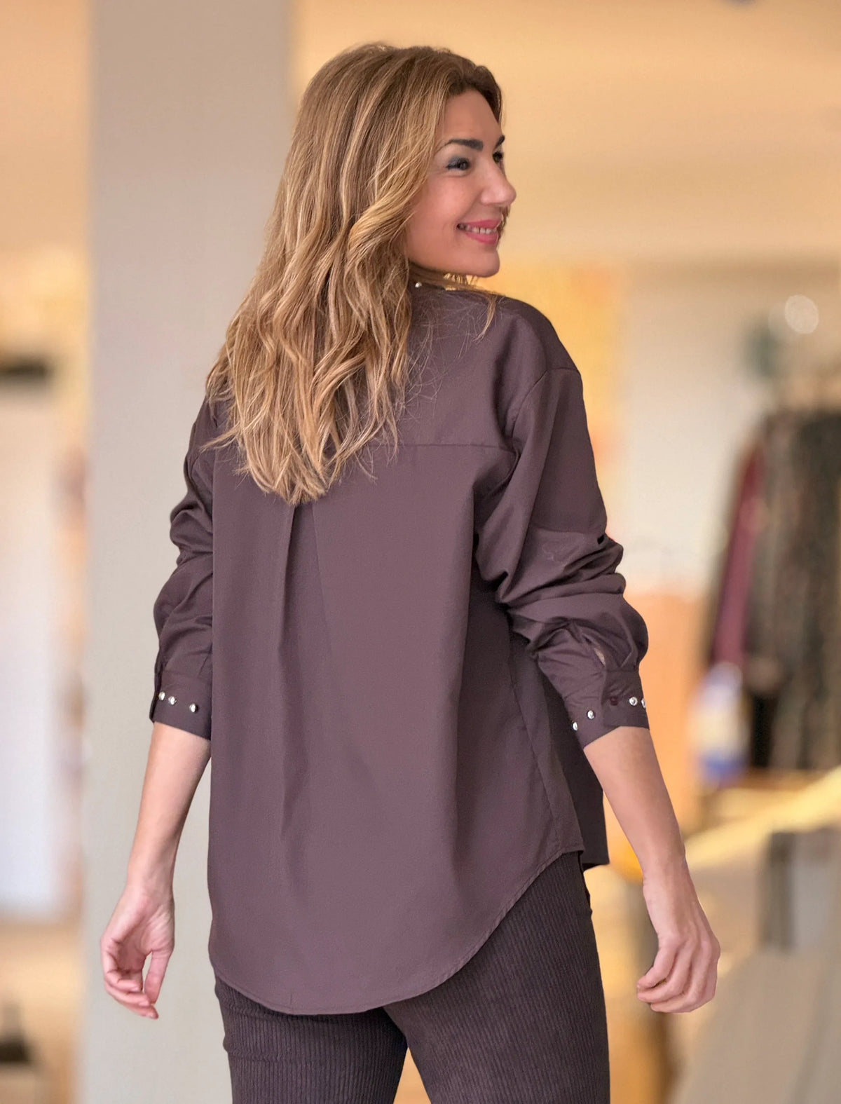 Camisa marrón chocolate tachas