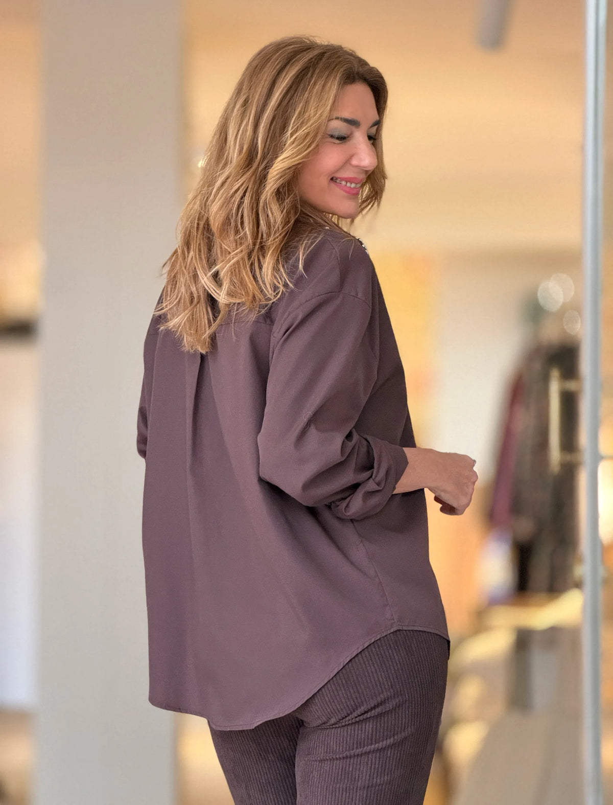 Camisa marrón chocolate tachas