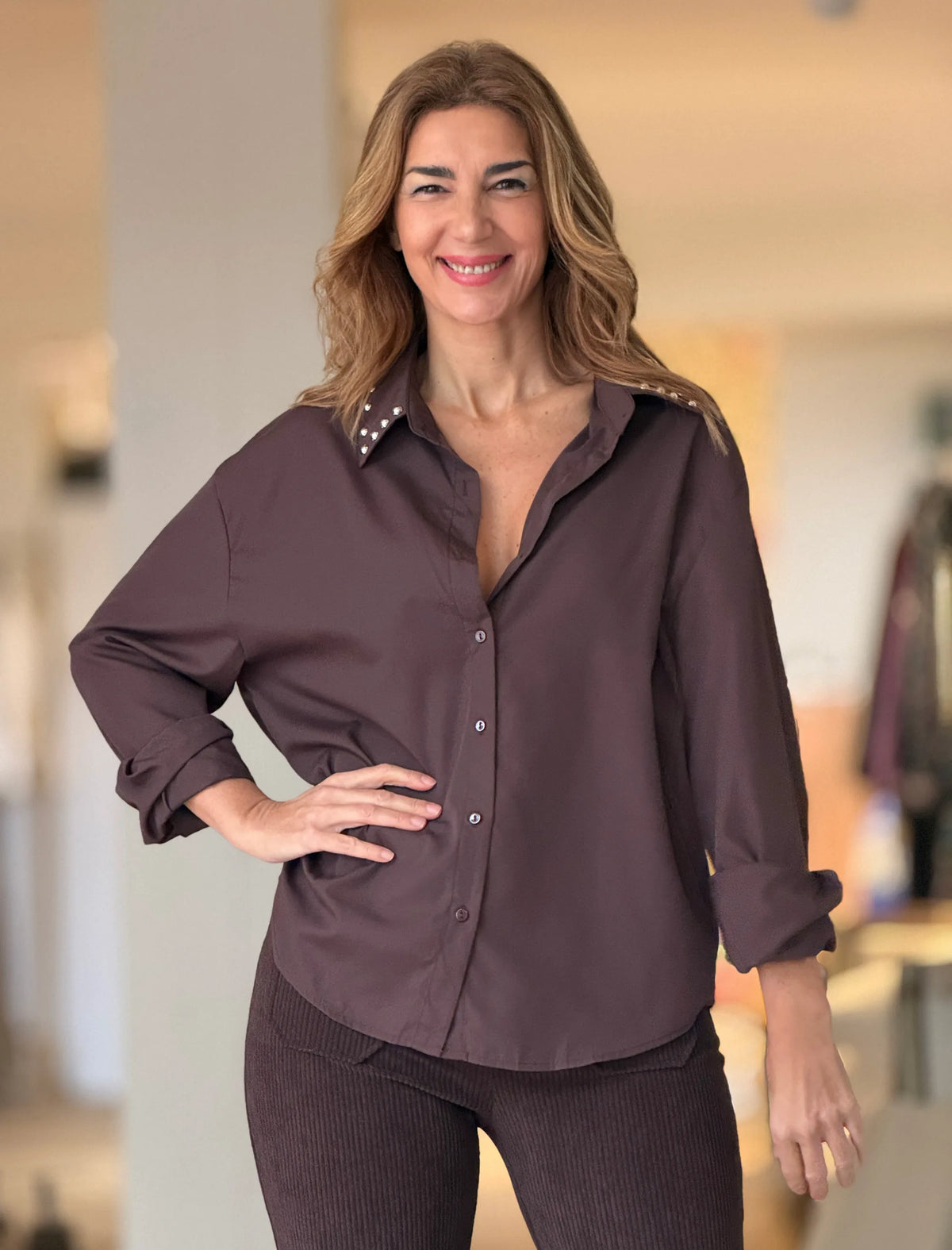Camisa marrón chocolate tachas