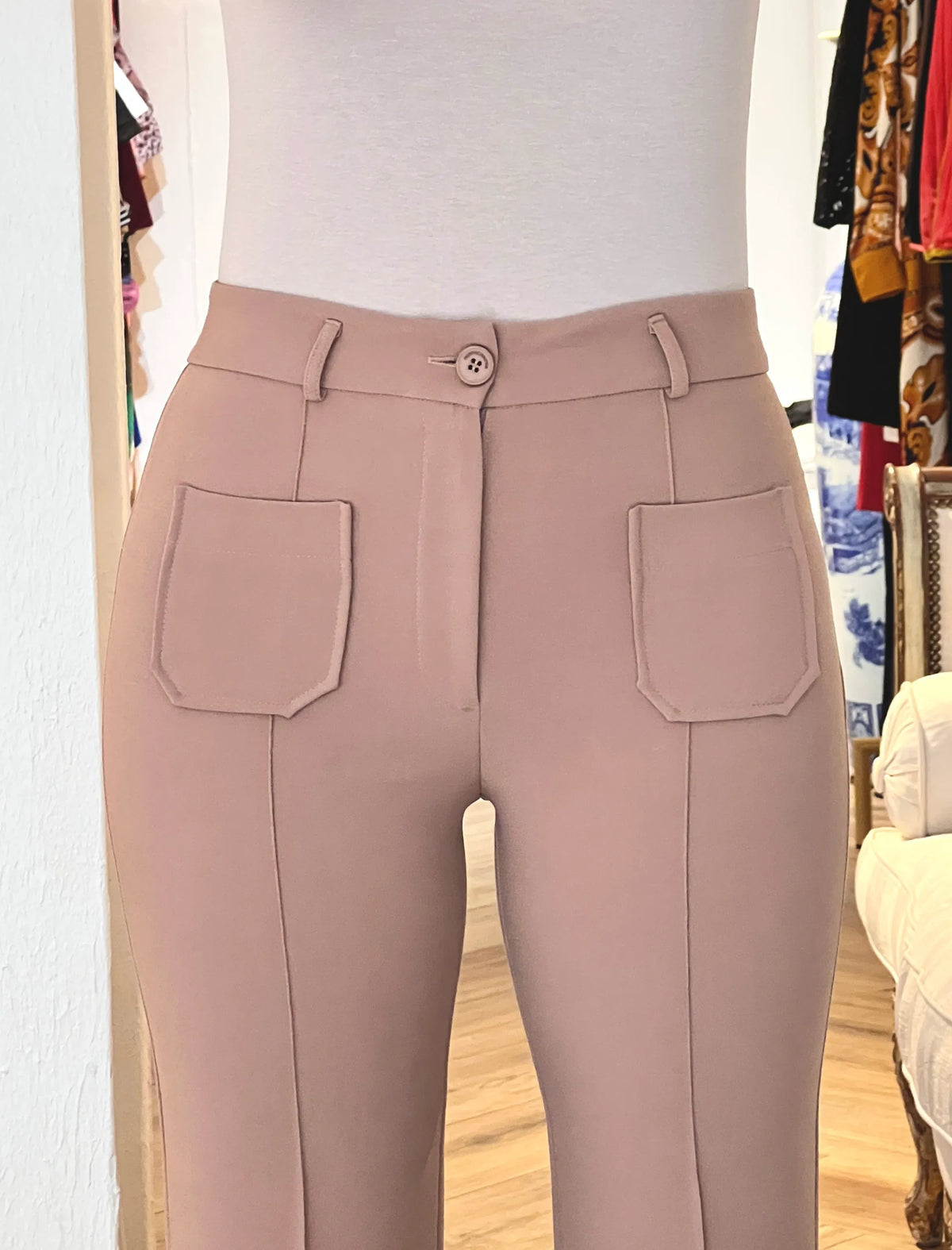 Pantalón camel ideal de bolsillos