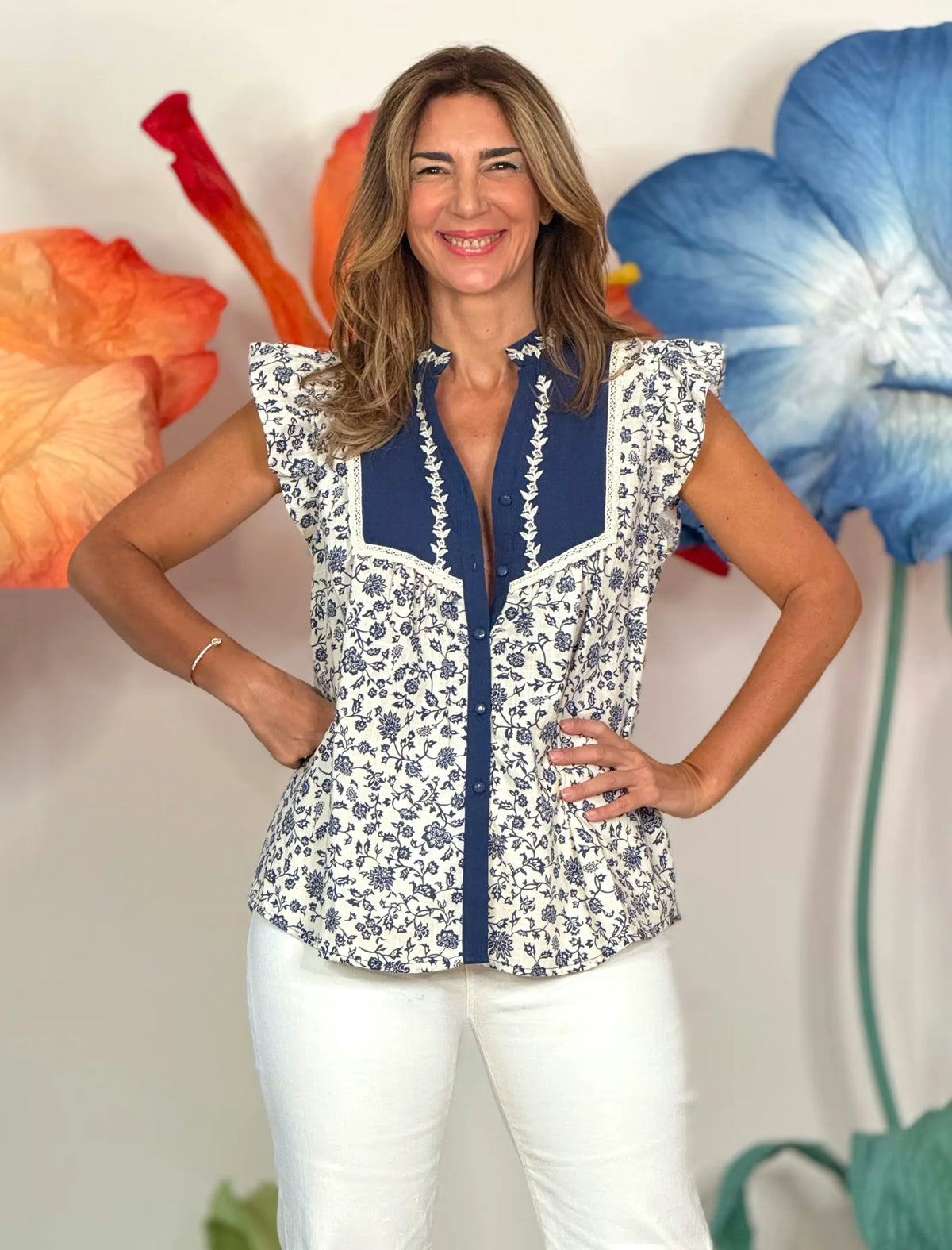 Camisa de bordados azules