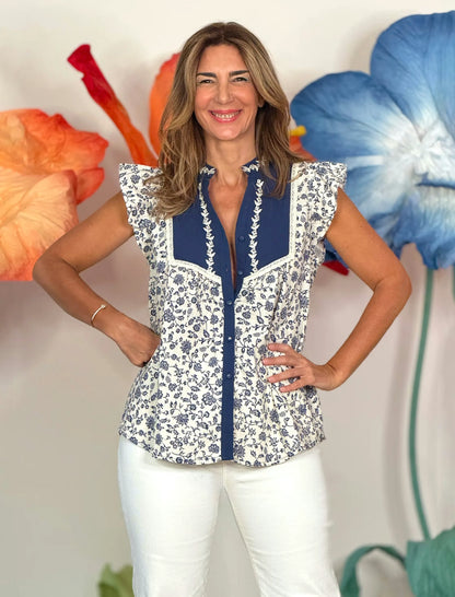 Camisa de bordados azules