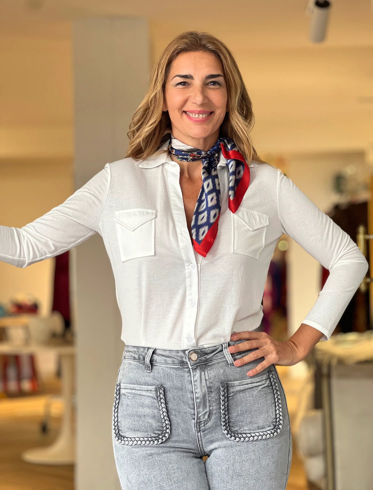 Pantalón vaquero bolsillos trenzados gris
