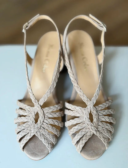 Sandalia de tacón medio trenzada beige Beca