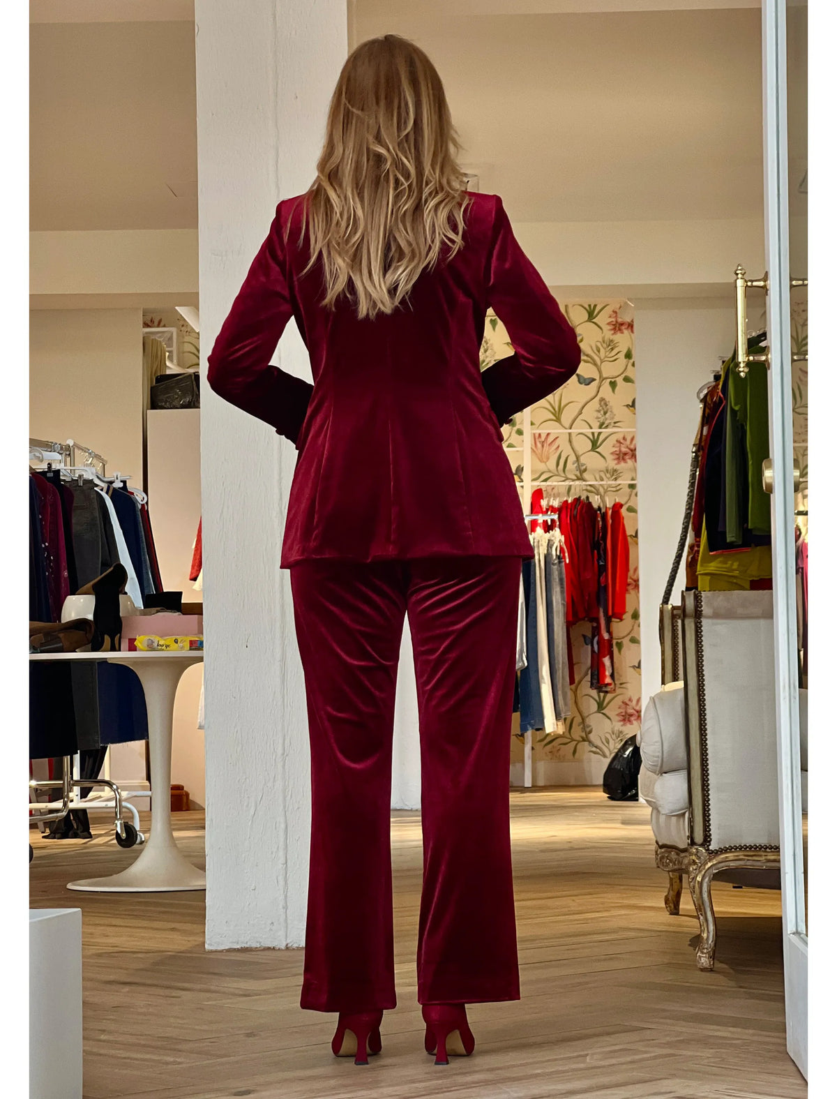 Look chaqueta y pantalón Ideal terciopelo burdeos