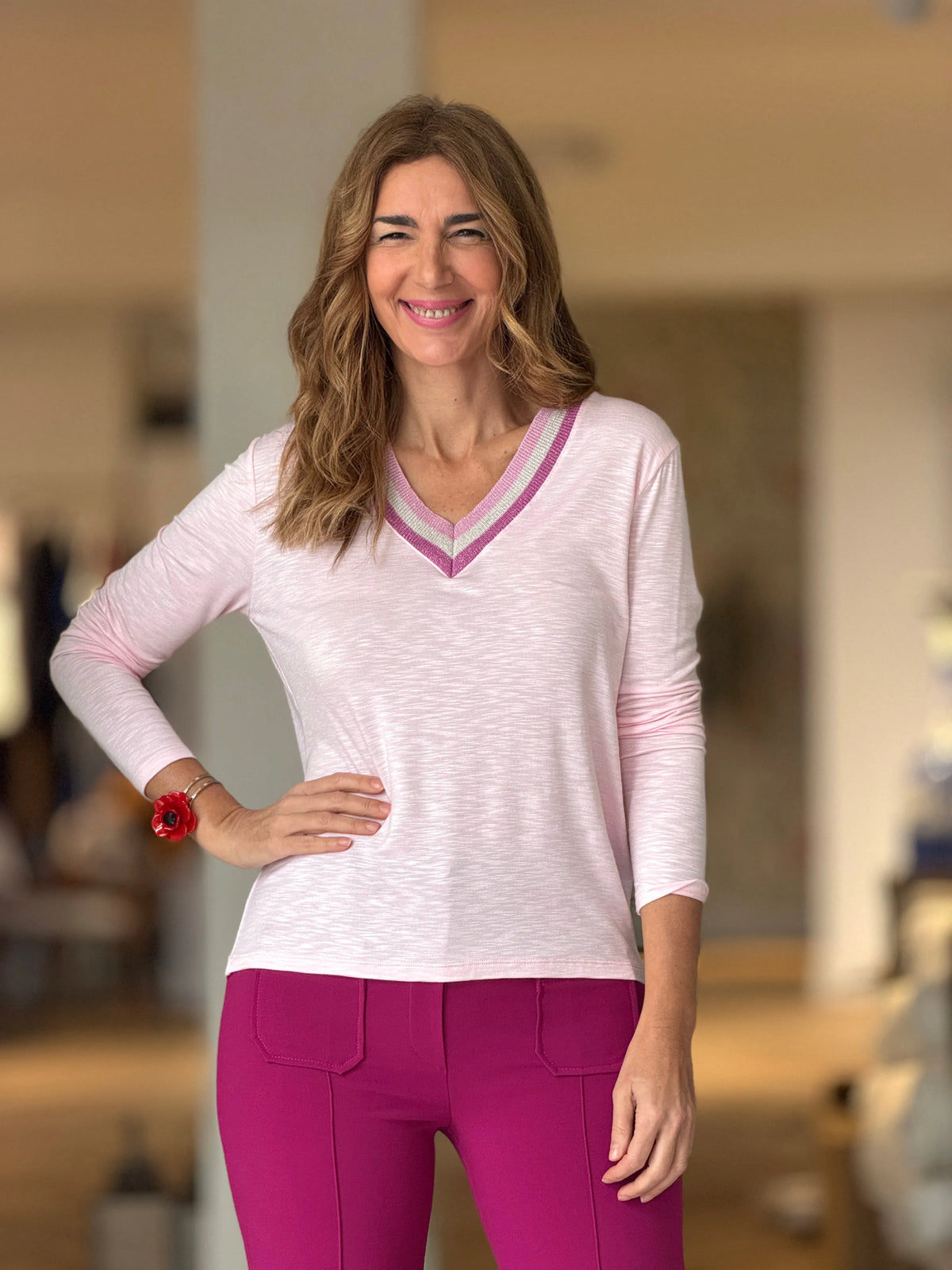 Camiseta rosa cuello pico chic