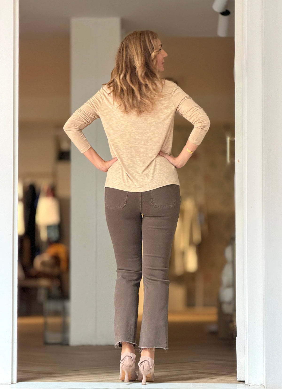 Camiseta beige cuello pico chic