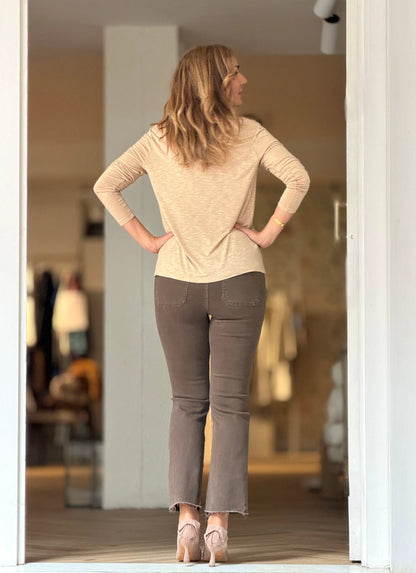 Camiseta beige cuello pico chic