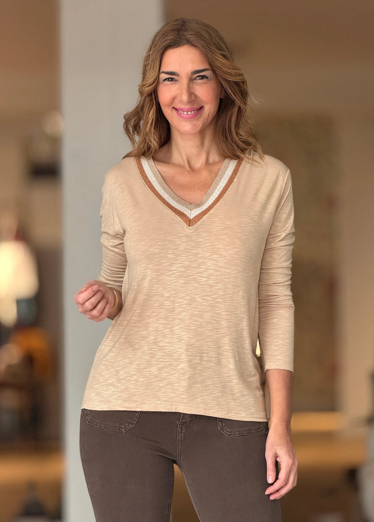 Camiseta beige cuello pico chic