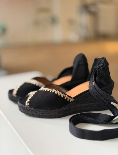 Alpargata de cuña negra bordada