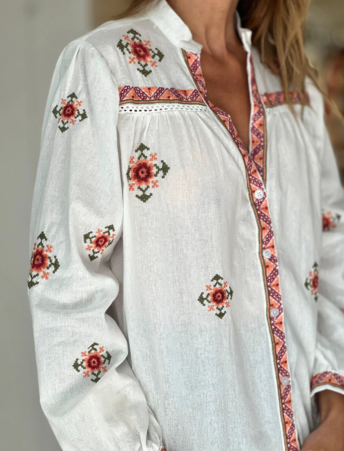 Camisa bordada coral