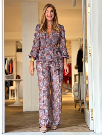 Total look camisa cruzada fluida y pantalón chic