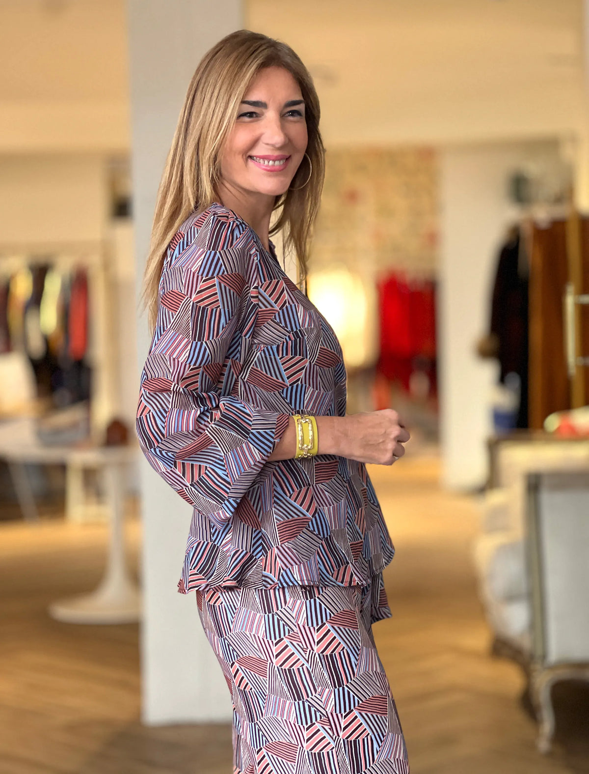Total look camisa cruzada fluida y pantalón chic